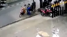 Rekaman CCTV pengendara motor ditabrak mobil saat berteduh di pinggir jalan. Rekaman ini viral dan mendapat beragam komentar warganet.