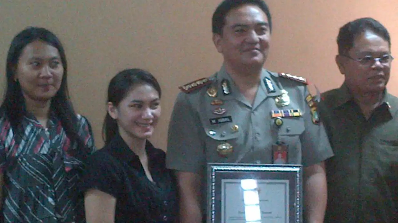 kapolres jakut dapat penghargaan