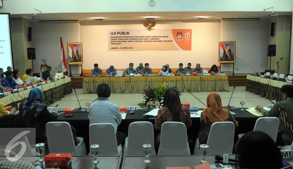Suasana uji publik rancangan peraturan KPU tentang Pilkada 2017 di KPU, Jakarta, Senin (18/4). Uji publik dalam rangka penyempurnaan perubahan peraturan KPU terkait tahapan pemilihan. (Liputan6.com/Helmi Afandi)