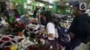 Pembeli memilih bunga di Pasar Bunga Rawa Belong, Jakarta Barat, Kamis (13/2/2020). Para pedagang mengaku mengalami kenaikan omzet hingga 50 persen jelang perayaan Hari Valentine yang jatuh setiap tanggal 14 Februari. (Liputan6.com/Angga Yuniar)