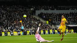 Mantan pemain AC Milan itu memborong dua gol dan satu assist di laga el Clasico kontra Madrid. Aubameyang semakin terbang tinggi setelah lagi-lagi mengukir rekor spesial di Barcelona. (AP/Manu Fernandez)