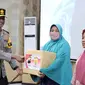 Kapolres Grobogan AKBP Dedy Anung Kurniawan memberikan bantuan secara simbolis dilanjutkan dengan pembekalan kepada calon Orang Tua Asuh oleh Dinas Kesehatan Kabupaten Grobogan, Kamis (9/2/2023). (Ist)