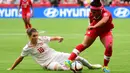 Gelandang Kanada, Desiree Scott mengontrol bola dari kejaran pemain Swiss Ramona Bachmann saat Piala Dunia wanita 2015 di BC Place Stadium, Senin (22/6/2015). Kanada menang 1-0 atas Swiss lewat gol Josee Belanger. (Reuters/Anne Marie Sorvin)
