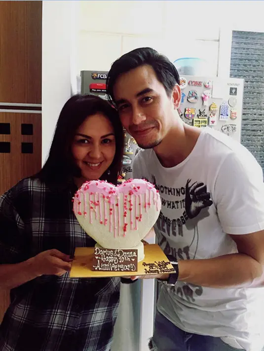 Dibalik itu semua, ternyata sang suami dan anak-anaknya telah mempersiapkannya sejak lama. Begitu juga dengan persiapan pakaian. Sedangkan untuk menjaga anak-anaknya, pasangan ini menitipkan pada saudara-saudaranya. (Instagram/darius_sinathrya)