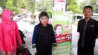 Para pengendara motor diberi gratis Pertamax dan Pertalite dengan satu syarat yakni menyanyikan lagu 'Ibu Kita Kartini'. (Liputan6.com/Panji Prayitno).