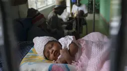 Seorang bayi beristirahat di tempat tidur Rumah Sakit Anak Saint Damien Port-au-Prince, Haiti, Minggu (24/10/2021). Dilanda krisis, rumah sakit pediatri utama ibu kota hanya memiliki bahan bakar yang tersisa 3 hari untuk menjalankan ventilator dan peralatan medis. (AP/Matias Delacroix)