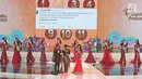 Finalis Puteri Indonesia asal Kalimantan Barat menjawab pertanyaan dari Twitter Via Vallen pada Malam Puncak Puteri Indonesia 2018 di JCC, Jakarta, Jumat (9/3). (Liputan6.com/Herman Zakharia)