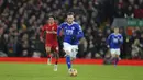 Gelandang Leicester City, James Maddison membawa bola saat bertanding melawan Liverpool pada lanjutan Liga Inggris di stadion Anfield di Liverpool, Inggris, Jumat (11/2/2022).  Liverpool menang atas Leicester City 2-0. (AP Photo/Jon Super)