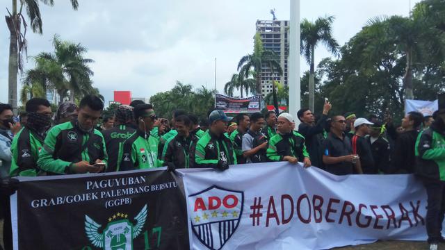 Pasutri Dianiaya Saat Rekam Pengeroyokan Pengemudi Taksi Online