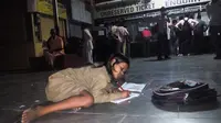Gadis ini setiap malam pergi ke stasiun untuk belajar. (Sumber Foto: viral4real)