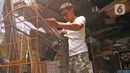 Perajin membuat sangkar burung di YR Sangkar, Cimanggis, Depok, Jawa Barat, Rabu (17/3/2021). Perajin mengkatakan produksi sangkar burung yang dijual Rp 150 ribu hingga Rp 500 ribu per sangkar alami peningkatan penjualan 50 persen selama pandemi COVID-19. (Liputan6.com/Herman Zakharia)
