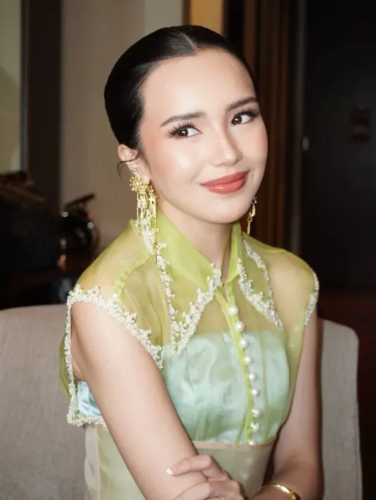 Lengkapi tampilan bak kembang desa, Beby Tsabina kenakan anting gantung emas silver dari Epa Jewel [@bebytsabina]