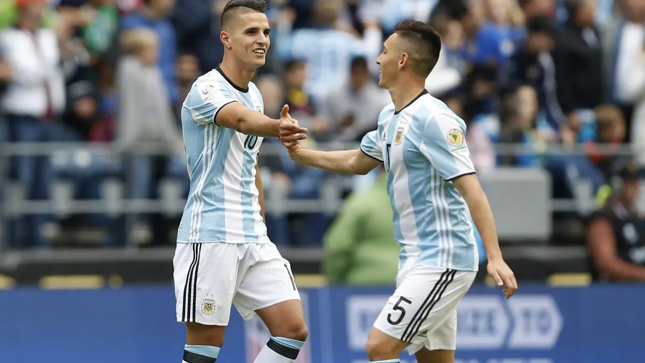 Para pemain Argentina merayakan gol ke gawang Bolivia (Reuters)