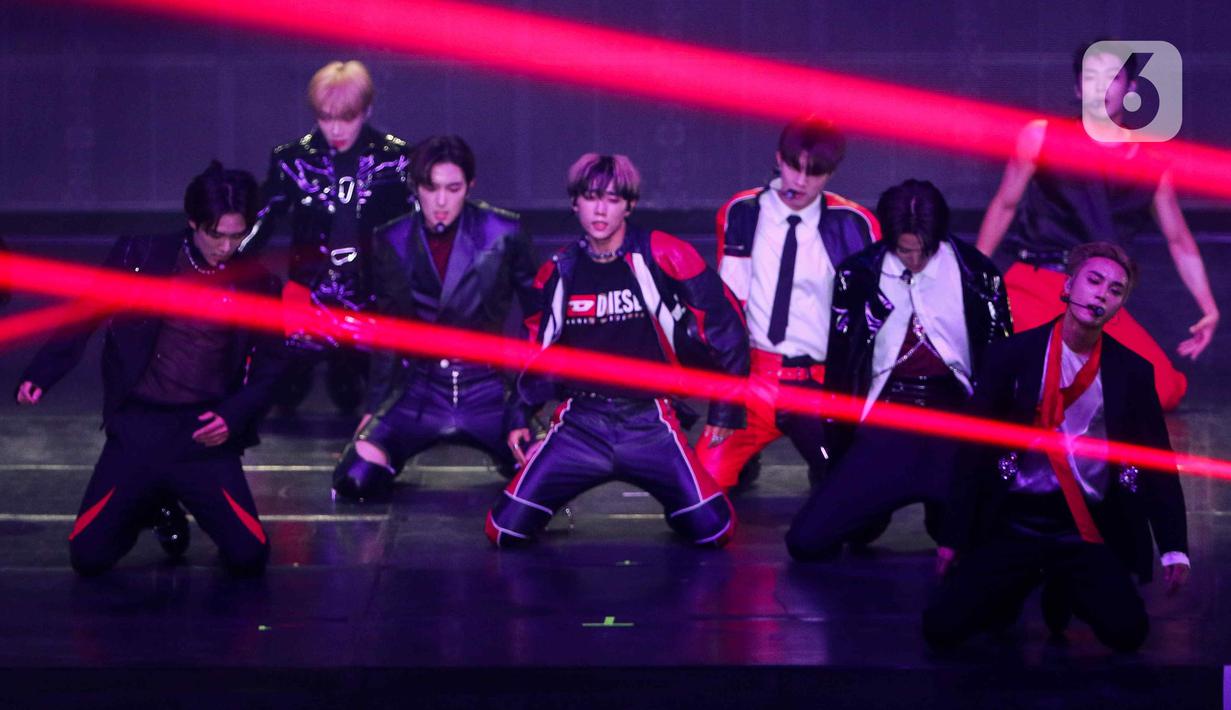 Grup vokal asal Korea Selatan, The Boyz tampil di Beach City International Stadium, Ancol, Jakarta, Sabtu (29/7/2023). (Liputan6.com/Herman Zakharia)