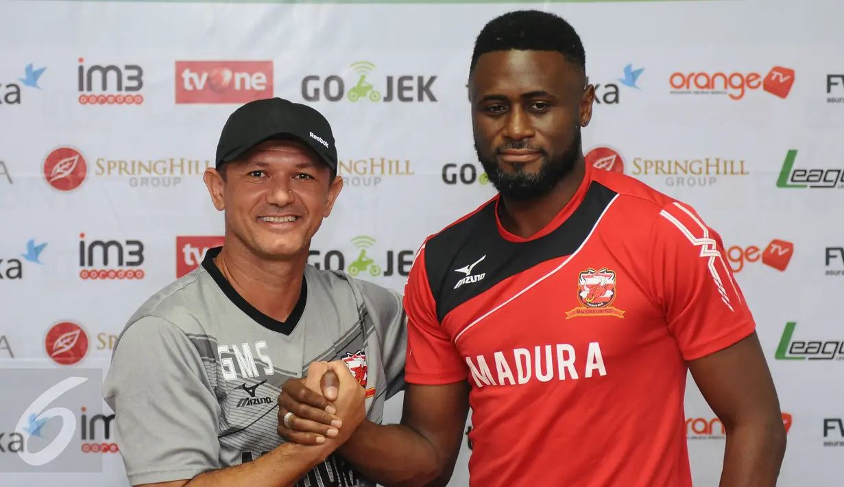 Pelatih Madura United, Mario Gomes de Oliviera (kiri) menyalami pemain barunya Boubacar Sanogo usai diperkenalkan di Stadion Patriot Candrabhaga, Bekasi, Rabu (3/5). Madura United akan melawan Persija, Kamis (4/5). (Liputan6.com/Helmi Fithriansyah)