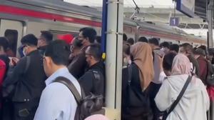 7 Perjalanan KRL Bogor Dibatalkan, Penumpang Menumpuk di Stasiun Depok Baru