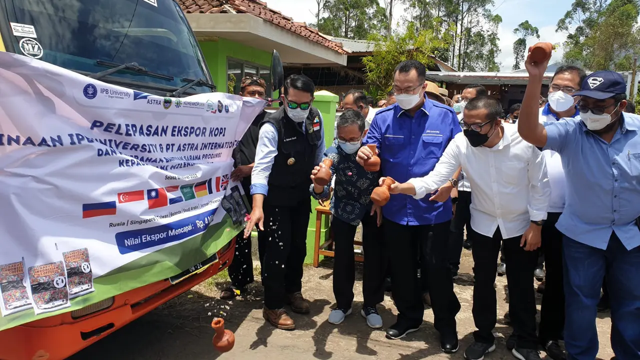 Gubernur Jawa Barat Ridwan Kamil bersama Rektor IPB Arif Satria di sela-sela pelepasan ekspor kopi Garut.