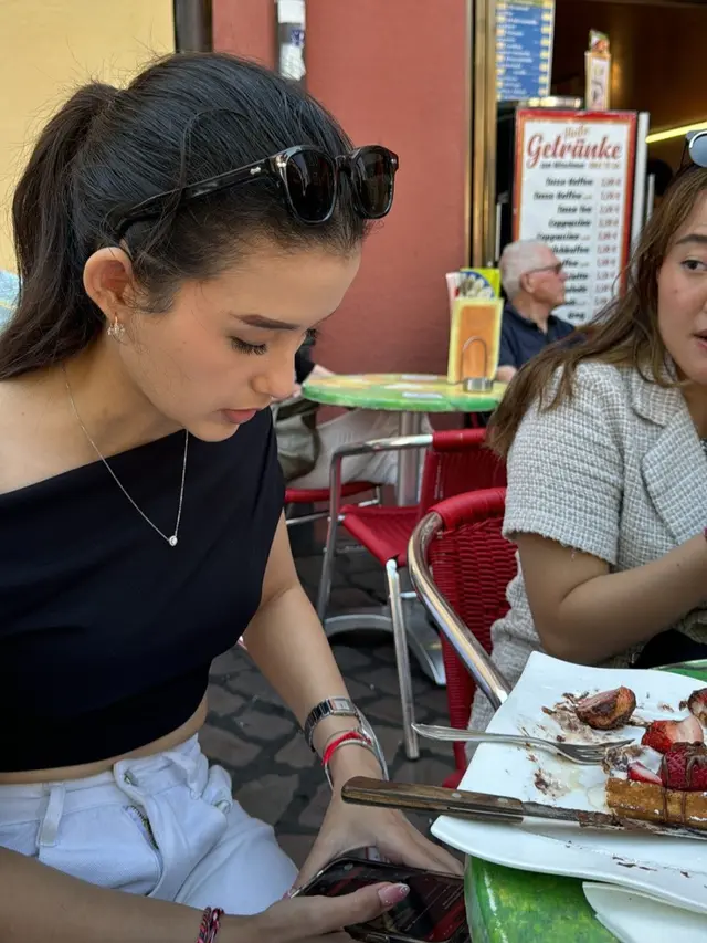 Azriel dan Sarah Menzel di Jerman