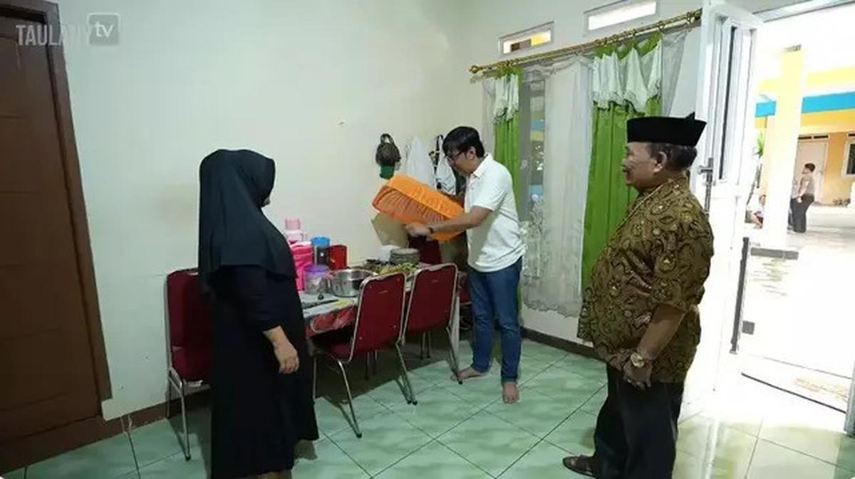 Intip Potret Dapur dengan Model Sederhana di Rumah Haji Bolot, Juragan Kontrakan yang Hidup Sederhana