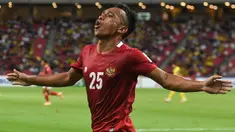 Irfan Jaya berhasil menunjukkan permainan apiknya bersama Indonesia selama fase grup hingga fase gugur Piala AFF 2020 bersama Timnas Indonesia. Penampilan terbaiknya saat Skuat Garuda berhasil come back 4-1 di laga penentu melawan Malaysia, dengan menciptakan brace. (AFP/Roslan Rahman)