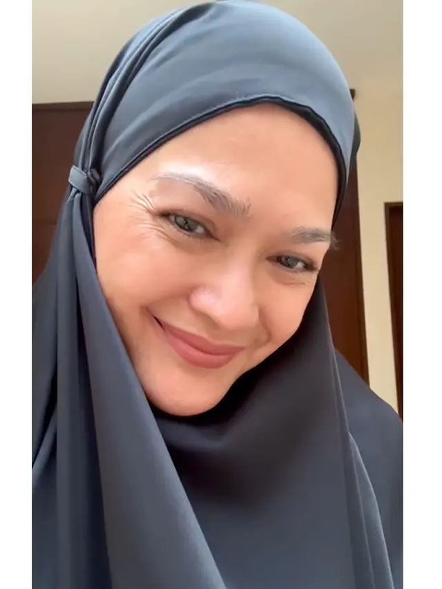 6 Potret Donna Harun Berhijab Syari Ini Bikin Pangling, Disebut Mirip Menantu