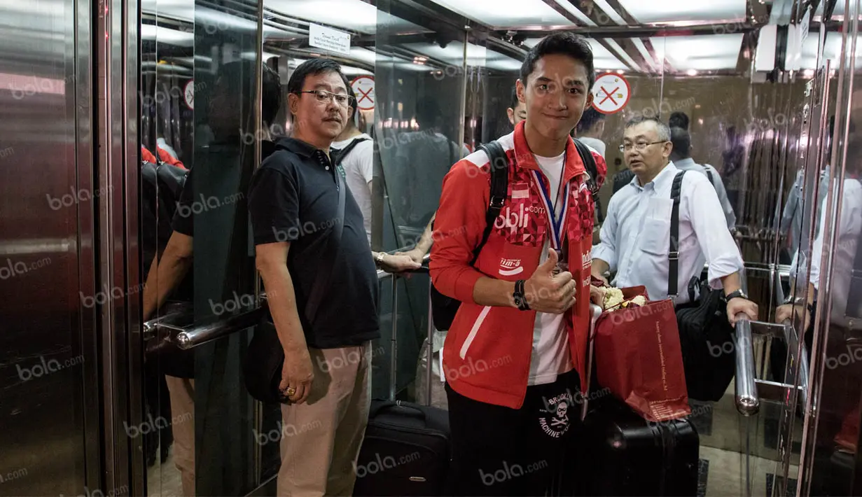 Pebulutangkis tim Piala Thomas Indonesia, Jonatan Christie, bersiap menaiki lift saat tiba di Bandara Soekarno-Hatta. Dengan komposisi sekarang, tim Piala Thomas Indonesia diharapkan bisa juara pada dua tahun mendatang. (Bola.com/Vitalis Yogi Trisna)