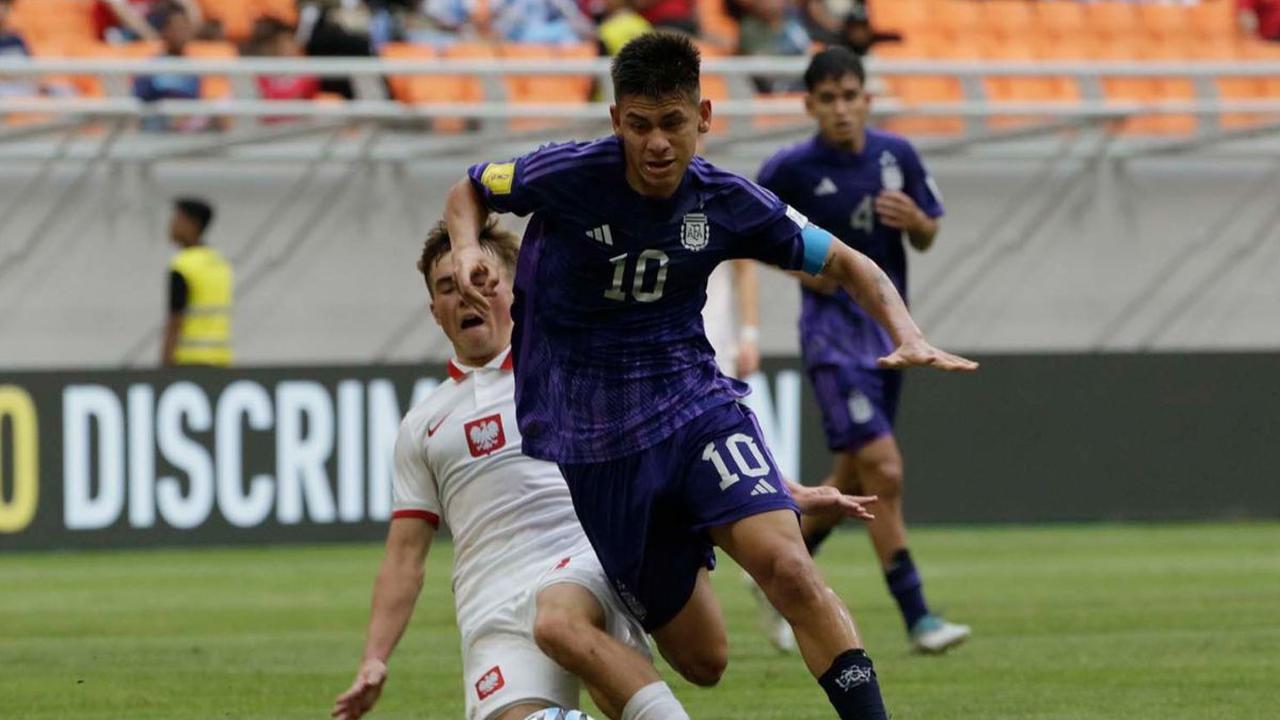 Timnas Argentina U-17 akhirnya berhasil memastikan diri melaju ke babak 16 besar Piala Dunia U-17 setelah mengalahkan Polandia dengan skor telak 0-4. Laga pamungkas penyisihan Grup D itu berlangsung di Jakarta International Stadium, Jumat (17/11/2023).