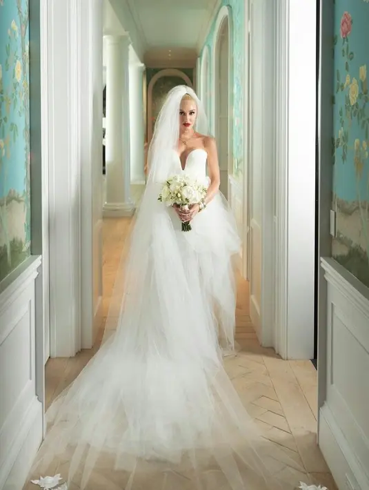Di hari pernikahannya dengan Blake Shelton, Gwen Stefani memeluk sisi rockernya dengan gaun sutra dan tulle rancangan Vera Wang. Pelantun ‘Hollaback Girl’ ini melengkapi penampilannya dengan veil yang disulam tangan dengan nama dirinya dan Shelton. (Instagram/jeremybustos_).