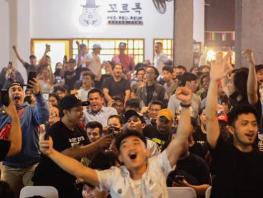Reaksi penonton saat nobar laga final Piala Dunia 2022 bersama Federal Oil yang berlangsung di daerah Kemang, Jakarta Selatan, Minggu (18/12/2022) malam WIB. Argentina berhasil mengalahkan Prancis melalui babak penalti dengan skor 4-2. (Bola.com/Muhammad Aldiansyah)