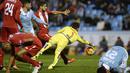 Perjuangan kiper Celta Vigo, Sergio Alvarez, mengamankan gawangnya dari serangan pemain Sevilla pada laga La Liga di Stadion Balaidos, Spanyol, Minggu (7/2/2016). Kedua tim bermain imbang 1-1. (AFP/Miguel Riopa)