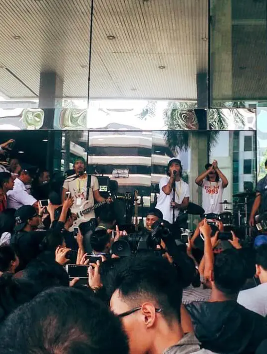 Demi mendukung KPK, grup legendaris Slank datang ke gedung KPK sejak pagi untuk memberikan dukungannya pada KPK. (Dezmond Manullang/Bintang.com)