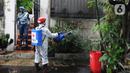 Petugas PMI melakukan penyemprotan disinfektan pada rumah warga di RW 09 Kompleks TNI AL Gandaria, Jakarta Selatan, Senin (14/2/2022). Penyemprotan yang difasilitas Satgas Covid 19 Lantamal III TNI AL tersebut dilakukan untuk mencegah penyebaran COVID-19 varian Omicron. (merdeka.com/Arie Basuki)