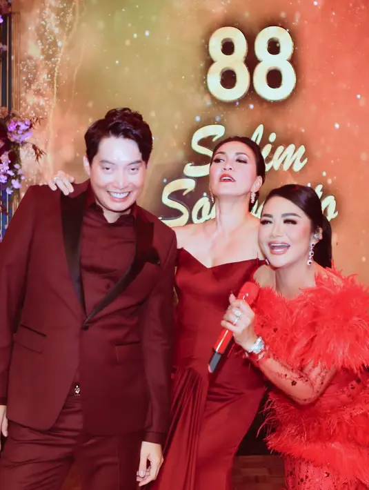 Krisdayanti saat momen bernyanyi dengan busana serba merah di salah satu acara. (Foto: Instagram/krisdayantilemos)