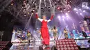 Aksi Agnez Mo saat tampil dalam malam puncak HUT ke-28 SCTV di ICE BSD, Tangerang, Banten, Jumat (24/8). Tema yang diusung dalam Hut ke-28 SCTV adalah The Greatest Celebration. (Liputan6.com/Faizal Fanani)