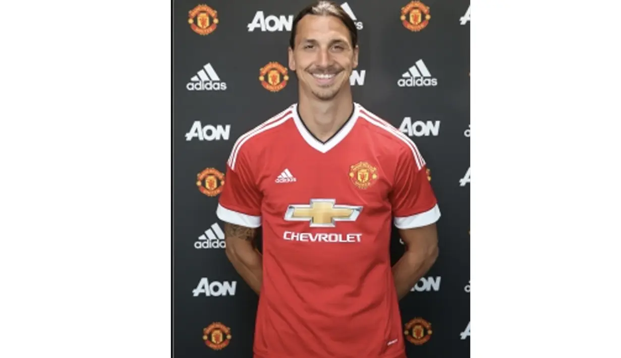 Dan tahun 2016 ini Zlatan Ibrahimovic resmi digaet Manchester United. (Bola.com/manutd.com)