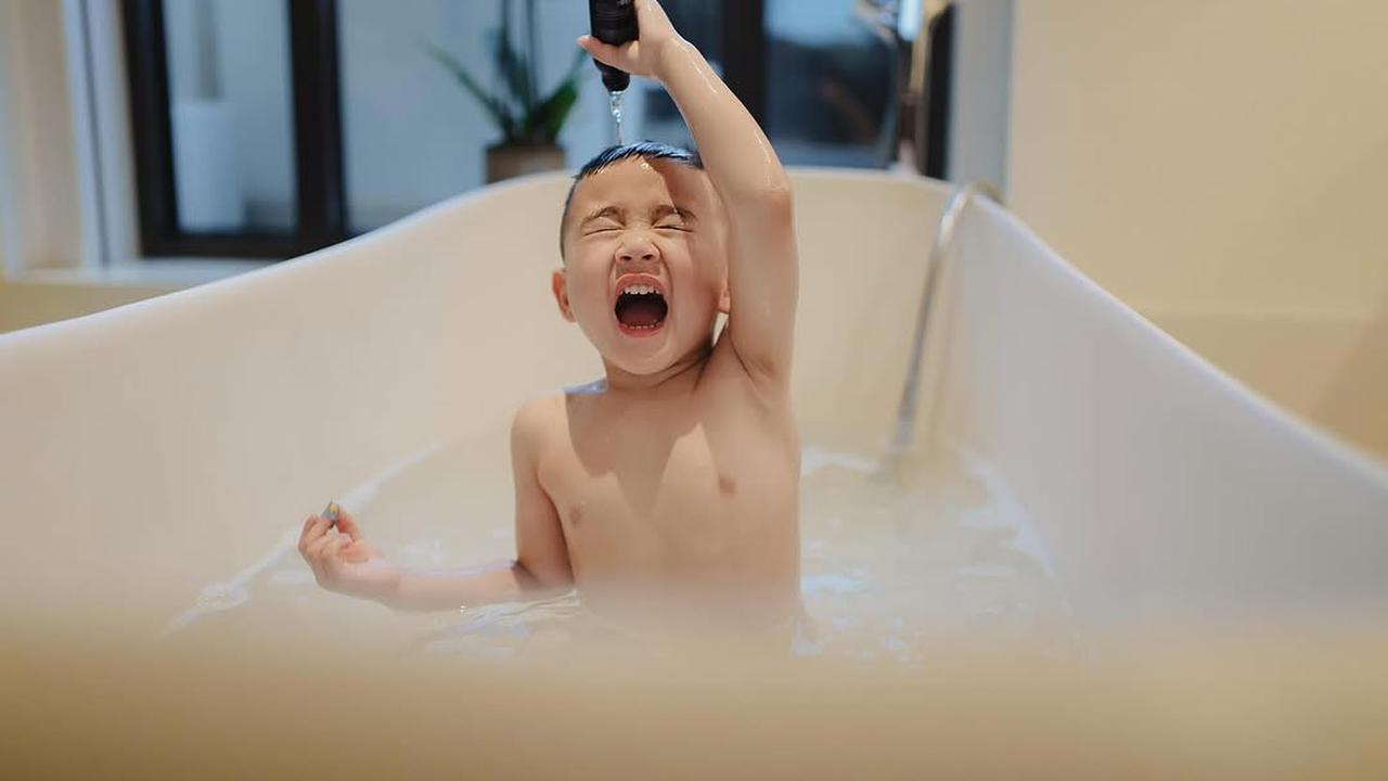 Potret Rayyanza Mandi di Bathtub Saat Liburan, Netizen Heboh: Masih Kecil Tapi Gantengnya Kelewatan