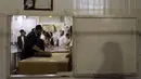 Yahudi Ultra-Ortodoks menyiapkan matzoh khusus di sebuah toko roti di Ashdod, Israel, 11 April 2022. Matzoh adalah roti tradisional tidak beragi yang dibuat untuk Paskah. (AP Photo/Tsafrir Abayov)