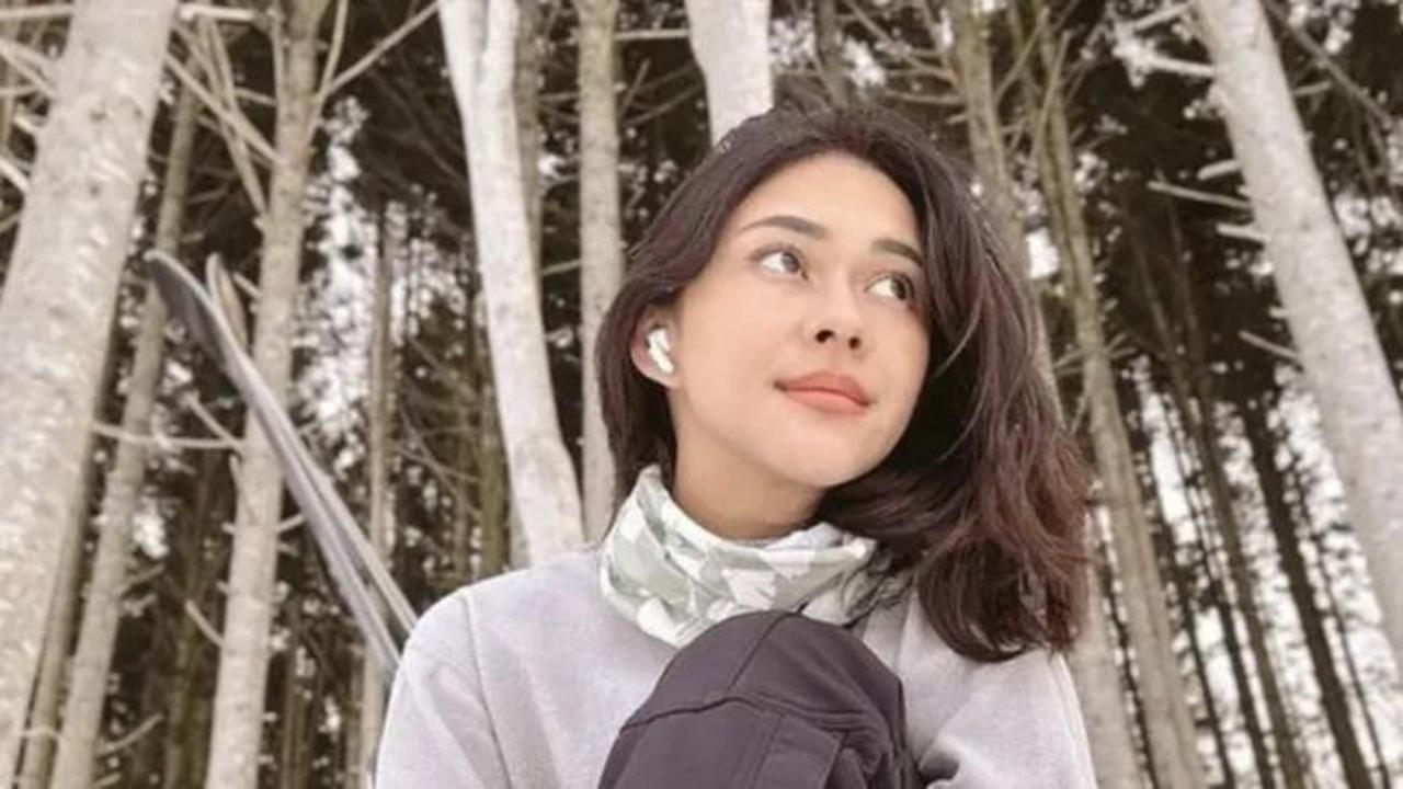 Dengan outfit ski lengkapn, Nana tampak seperti pemain ski profesional. [Foto: Instagram/ Nana Midrad]