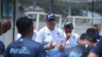 Robert Alberts memimpin Persib Bandung latihan jelang putaran kedua BRI Liga 1. (Bola.com/Erwin Snaz)