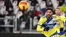 Pemain Juventus Manuel Locatelli mengejar bola saat melawan Sampdoria pada pertandingan sepak bola babak 16 besar Coppa Italia di Allianz Stadium, Turin, Italia, 18 Januari 2022. Juventus menang 4-1. (Marco Alpozzi/LaPresse via AP)