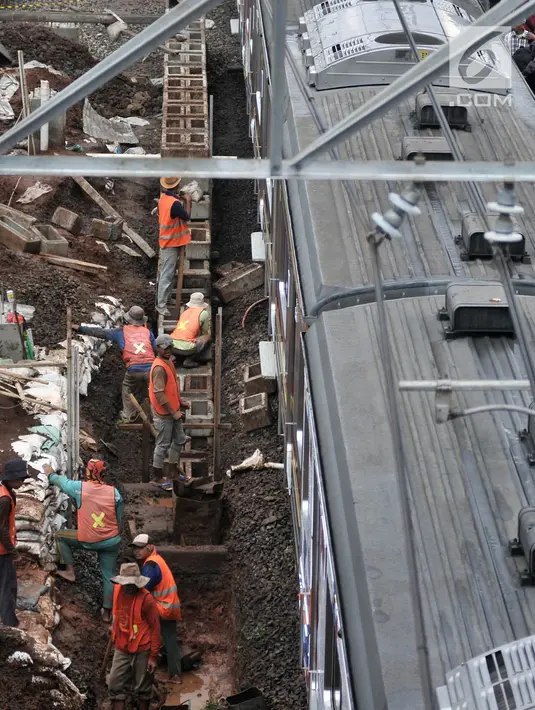 Suasana saat pekerja menyelesaikan pembangunan Stasiun Klender, Jakarta, Selasa (24/4). Proyek perluasan lima stasiun pendukung pengoperasian DDT Manggarai-Cikarang ditargetkan rampung pada Oktober 2018. (Merdeka.com/Iqbal Nugroho)