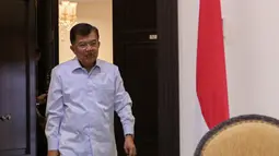 Wapres Jusuf Kalla tiba untuk menemui Sekjen ICIS, KH Hasyim Muzadi di Kantor Wakil Presiden, Jakarta, Senin (26/10/2015). Pertemuan membahas rencana Konvensi Islam Internasional di Malang dengan fokus perdamaian di Indonesia. (Liputan6.com/Faizal Fanani)