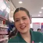 Video penyanyi Raisa Andriana saat bertugas menjadi kasir ramai diperbincangkan. (Foto: potongan layar Instagram eventsuroboyo)