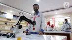 Siswa beraktivitas di salah satu ruang praktik SMK Mitra Industri M2100, Cikarang, Kabupaten Bekasi, Jawa Barat, Selasa (20/6/2023). (Liputan6.com/Herman Zakharia)