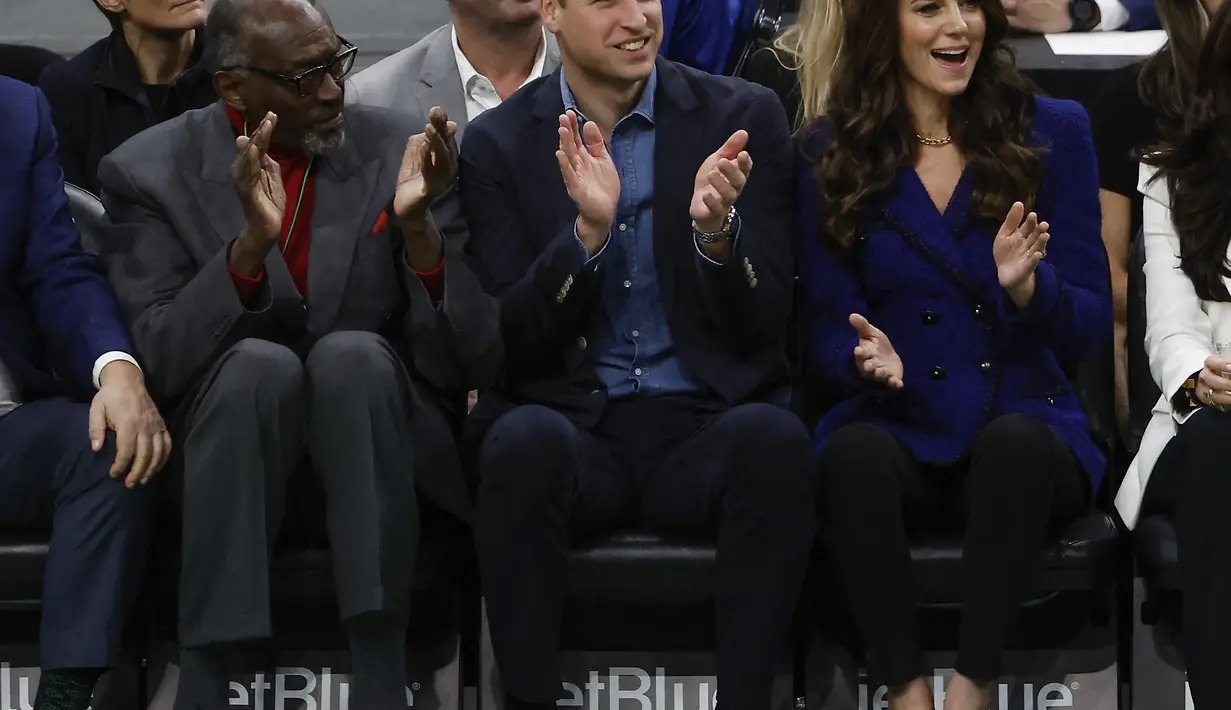 Pangeran Inggris William dan Kate Middleton, Putri Wales bersama Mantan pemain dan pelatih Celtics Tom "Satch" Sanders (kiri) menyaksikan pertandingan NBA antara Boston Celtics dan Miami Heat di TD Garden di pusat kota Boston, pada 30 November 2022. (Photo By Winslow Townson/Getty Images)
