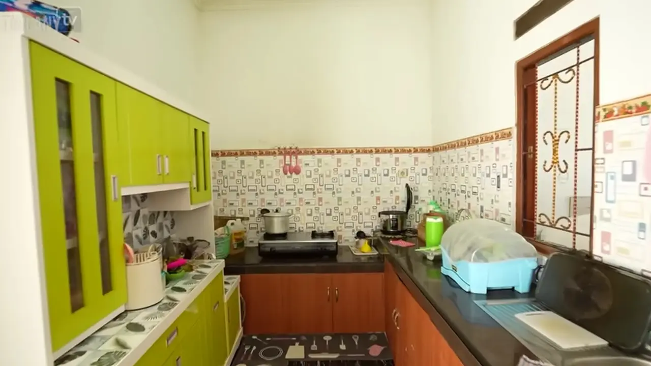 Potret Dapur Rumah Haji Malih, Sederhana tapi Nyaman (Foto: YouTube TAULANY TV)
