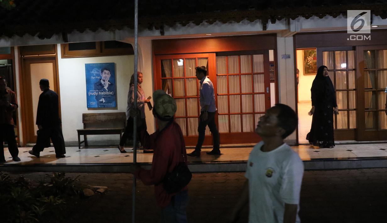 Sejumlah orang melakukan persiapan untuk menyambut jenazah almarhum Presiden RI ke-3 BJ Habibie di kediamannya di Patra Kuningan, Jakarta Selatan, Rabu (11/9/2019). BJ Habibie meninggal dunia setelah menjalani perawatan di RSPAD. (Liputan6.com/Angga Yuniar)