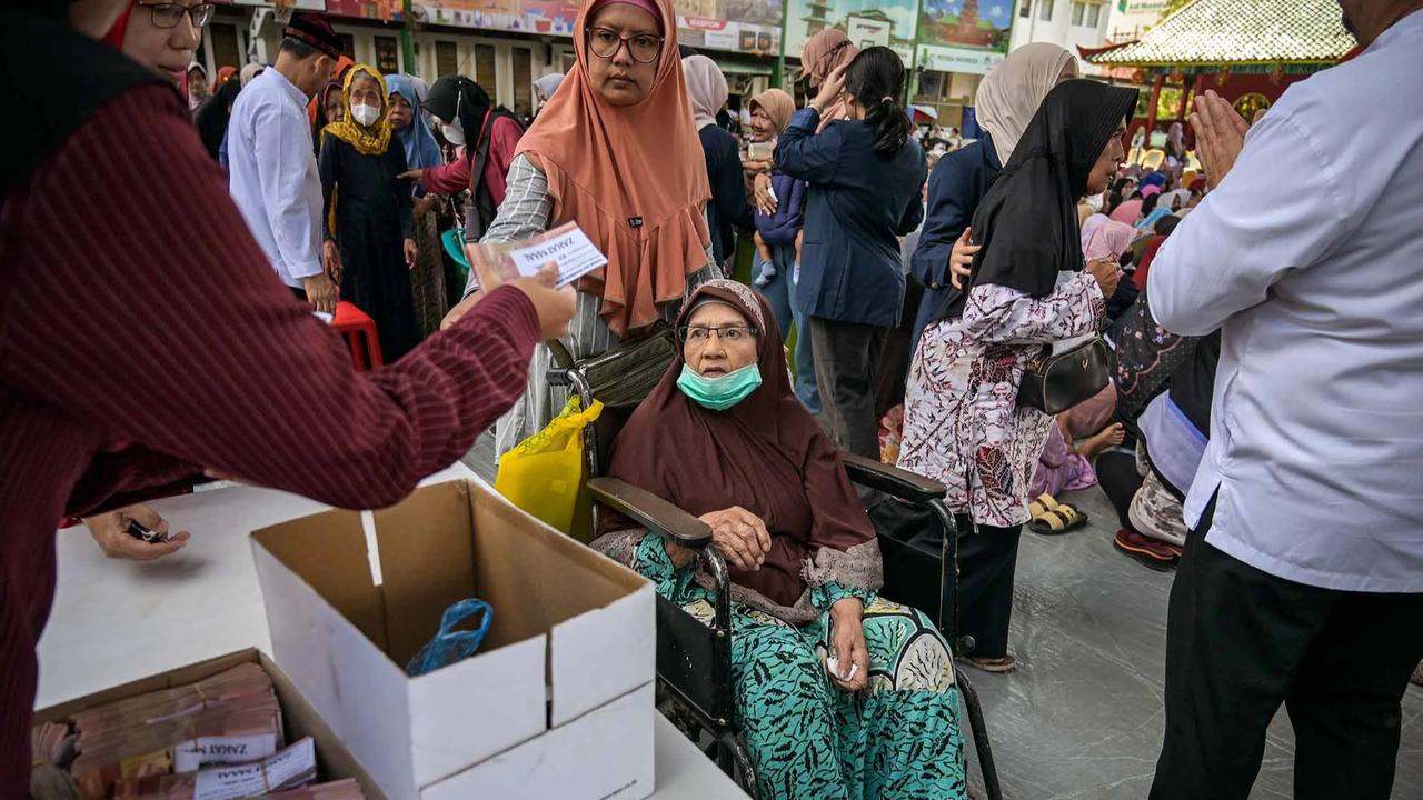 FOTO: Ribuan Warga Surabaya Antre Zakat Mal Rp 500 Ribu per Orang di Masjid Cheng Hoo