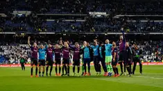 Para pemain Barcelona merayakan kemenangan timnya usai pertandingan melawan Real Madrid pada lanjutan La Liga Spanyol di stadion Santiago Bernabeu, Madrid (2/3). Barcelona menang tipis atas Real Madrid 1-0. (AP Photo/Andrea Comas)