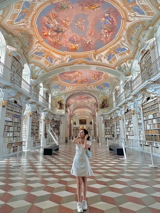 Inspirasi tampil cantik kasual dengan dress putih dari Beby Tsabina. Beby Tsabina tampil kenakan dress lengan pendek berwarna putih yang cantik, dipadukannya dengan sneakers putih dan mini bag. Mana tampilan favoritmu? Foto: Instagram.